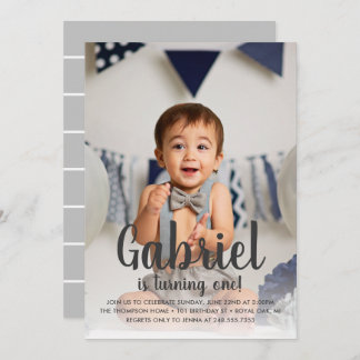 Er macht das erste Foto eines grauen Jungen Einladung