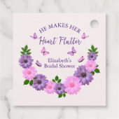 Er macht ihr Herz-Flattern-Brautparty Geschenkanhänger (Rückseite)