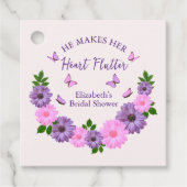 Er macht ihr Herz-Flattern-Brautparty Geschenkanhänger (Vorderseite)