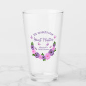 Er macht ihr Herz-Flattern-Brautparty Glas (Vorderseite)