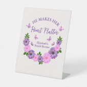 Er macht ihr Herz-Flattern-Brautparty Sockelschild (Vorderseite)