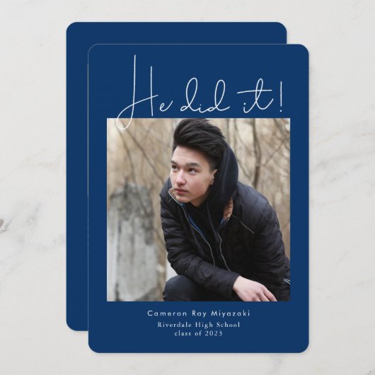 Er machte es mit dem modernen Abschluss Foto Ankündigung (Vorne/Hinten)