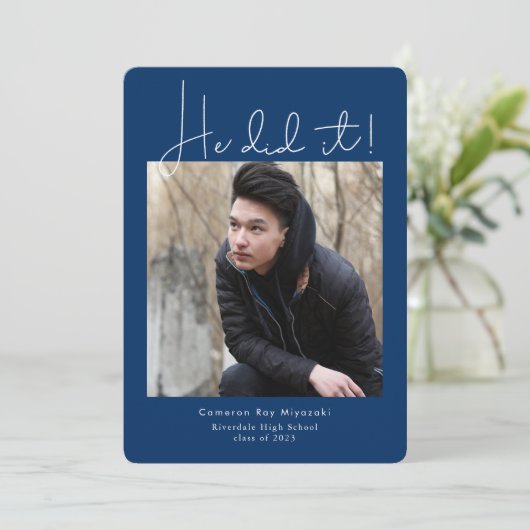 Er machte es mit dem modernen Abschluss Foto Ankündigung (Stehend Vorderseite)