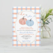 Er oder sie Autumn Pumpkins Gingham Gender Reveal Einladung (Stehend Vorderseite)