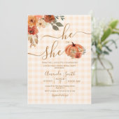 Er oder sie Gingham Fall Pumpkin Gender Reveal Einladung (Stehend Vorderseite)
