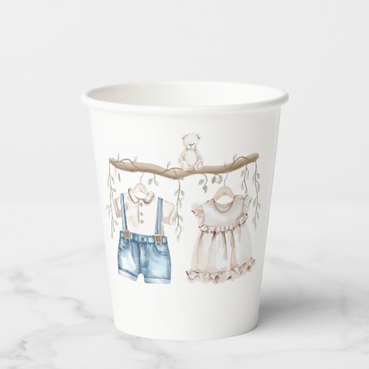 Er oder sie zeigt die Gender-Bekleidung Pappbecher (Rückseite)