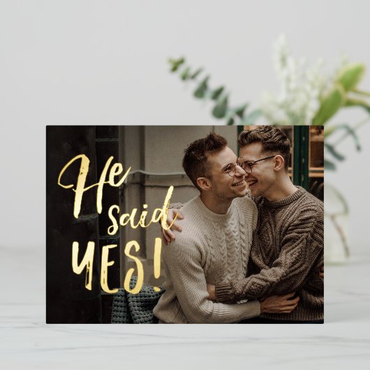 Er sagte ja Gay Verlobung Ankündigung Gold Foil (Stehend vorne)