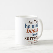Er schafft Schönheit durch Hingabe Glaube Basierte Kaffeetasse (VorderseiteRechts)