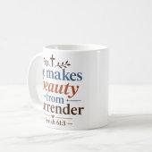 Er schafft Schönheit durch Hingabe Glaube Basierte Kaffeetasse (Vorderseite Links)