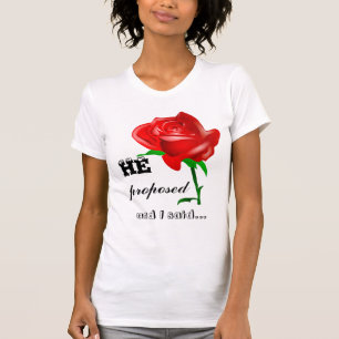 Er schlug vor und ich sagte ja Verlobungs-Feier T-Shirt