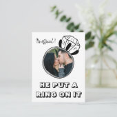 Er schrieb auf Foto QR CODE Verlobung Ankündigungspostkarte (Stehend Vorderseite)