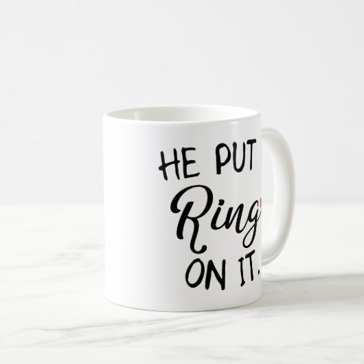 Er setzte einen Ring auf ihn Kaffeetasse (VorderseiteRechts)