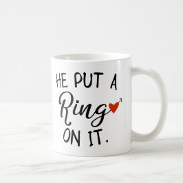 Er setzte einen Ring auf ihn Kaffeetasse