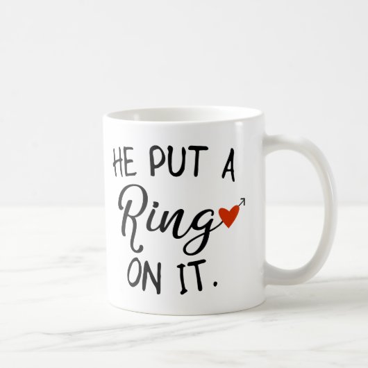 Er setzte einen Ring auf ihn Kaffeetasse (Rechts)