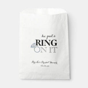 Er setzte einen Ring darauf Geschenktütchen