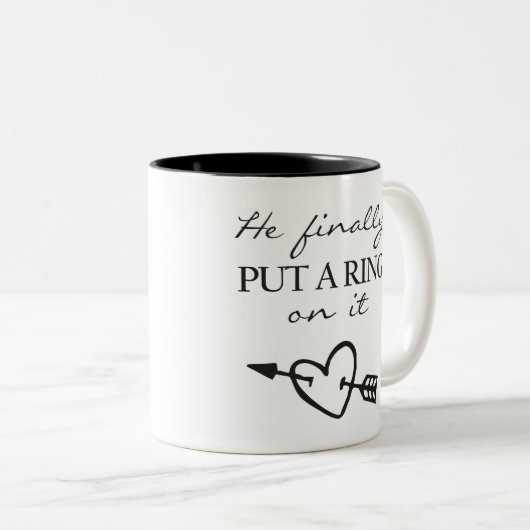 Er setzte schließlich einen Ring auf ihn Tasse (VorderseiteRechts)