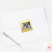 Er sezelt sich total auf. quadratischer aufkleber (Umschlag)