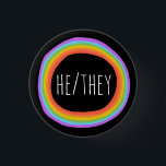ER/SIE Pronouns farbenfroher Regenbogenkreis Schwa Button<br><div class="desc">Dekorieren Sie Ihr Outfit mit diesem coolen Kunstknopf. Macht ein großartiges Geschenk! Sie können ihn anpassen und auch Text hinzufügen. Karo in meinem Shop für viel mehr Farben und Muster! Lass mir Bescheid,  wenn du auch etwas Gewohntes willst.</div>