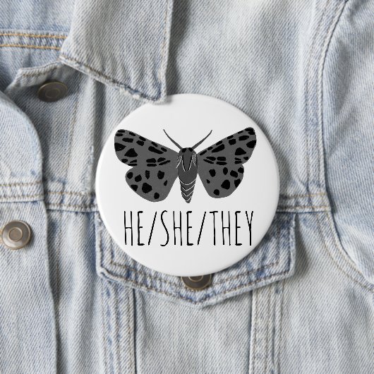 ER/SIE/SIE Pronouns Handgezogenes Moth Insekt Button (Beispiel)