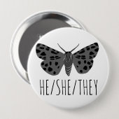 ER/SIE/SIE Pronouns Handgezogenes Moth Insekt Button (Vorne & Hinten)