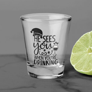 Er sieht dich, wenn du trinkst   Santa Spaß Schnapsglas