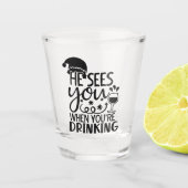 Er sieht dich, wenn du trinkst | Santa Spaß Schnapsglas (Vorderseite)