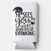 Er sieht dich, wenn du trinkst | Santa Spaß Selters Dosenkühler (Rückseite)