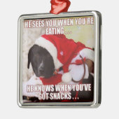 ER SIEHT SIE, WENN SIE ESSEN. SCHWARZES ORNAMENT AUS METALL (Links)