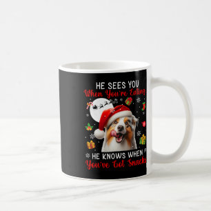 Er sieht, wenn man Weihnachten-Snacks isst Kaffeetasse