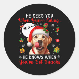 Er sieht, wenn Sie Snacks essen Xmas Labrador Re Runder Aufkleber