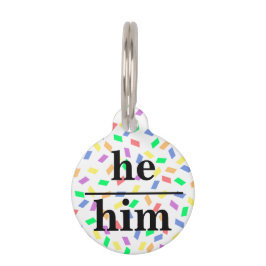 Er spricht aus und nennt Round Pet Tag Haustiermarke