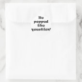 Er stellte die Frage Runder Aufkleber (Tasche)