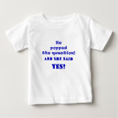 Er stellte die Frage, und sie sagte ja Baby T-shirt (Vorderseite)