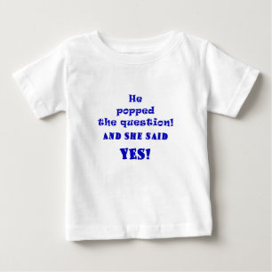 Er stellte die Frage, und sie sagte ja Baby T-shirt