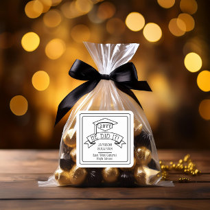 Er tat es als Abschluss von Grad Cap   Schule Quadratischer Aufkleber