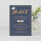 Er tat es Grand Cap Tassel Blue Abschluss Foto Einladung (Stehend Vorderseite)