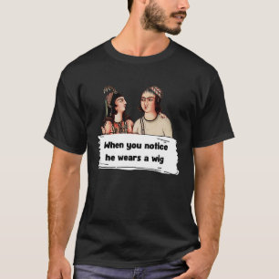 Er trägt eine Perücke T-Shirt