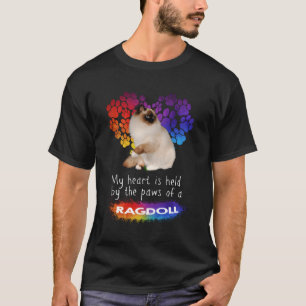 Er wird von den Paws einer Ragdoll Katze gehalten T-Shirt