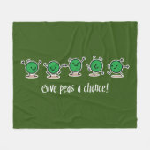 Erbsen eine Chance geben Fleecedecke (Vorderseite (Horizontal))