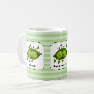 Erbsen in einem Pod mit grünen Streifen Personalis Kaffeetasse