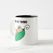 Erbsen in einer Hülsen-Mama der Zwillinge Zweifarbige Tasse (Vorderseite Links)