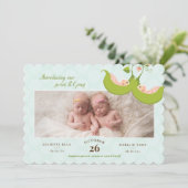 Erbsen in einer Pod-Twin-Girls 1 Pic Birth Ankündi Einladung (Stehend Vorderseite)