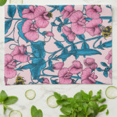 Erbsen und Hummeln, süß, rosa und blau Geschirrtuch (Gefaltet)