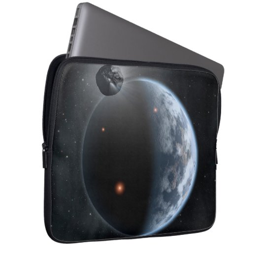 Erdähnlicher Planet mit Ozeanen, die seine Oberflä Laptopschutzhülle (Vorne Rechts)