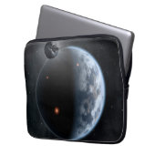 Erdähnlicher Planet mit Ozeanen, die seine Oberflä Laptopschutzhülle (Vorderseite Links)