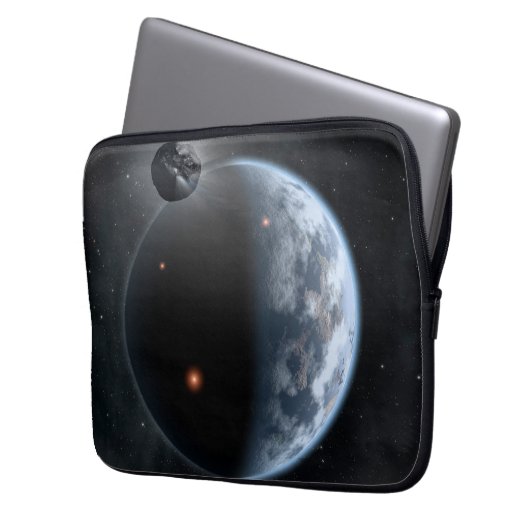 Erdähnlicher Planet mit Ozeanen, die seine Oberflä Laptopschutzhülle (Vorderseite Links)