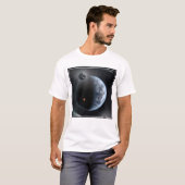 Erdähnlicher Planet mit Ozeanen, die seine Oberflä T-Shirt (Vorne ganz)