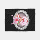 Erdbeer Shortcake Charakter mit Kuchen und Rosa Fleecedecke (Vorderseite (Horizontal))
