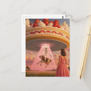 Erdbeerdessert-UFO-Kuh und Alien-Frau in Rosa Postkarte