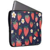 Erdbeere Blume & Früchte: Dekoratives Muster Laptopschutzhülle (Vorne Rechts)